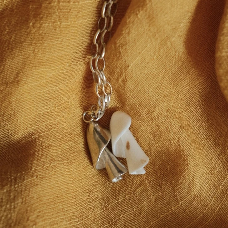 שילוב של שרשרת ספירלת הים עם תליון קונכייה נוסף מכסף 925, השראה למראה קיצי וטבעי.