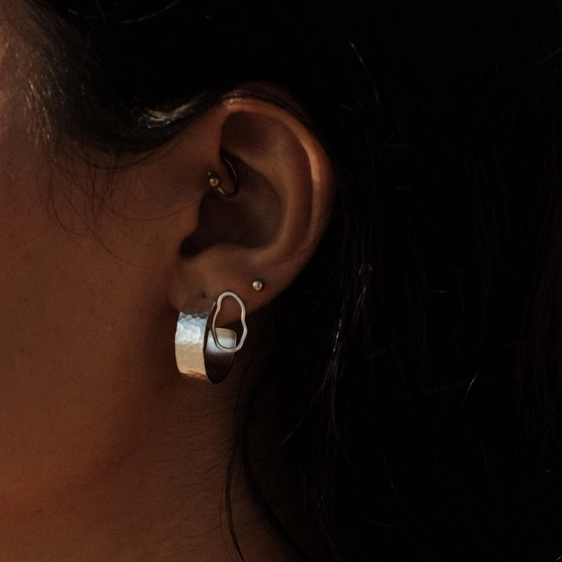 עגיל כסף רחב בריקוע עגול במבט חזיתי, עיצוב נוח עם נוכחות מרשימה ליומיום.