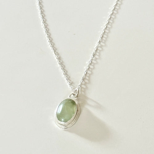 שרשרת כסף 925 עם תליון אבן חן פריהנייט (Prehnite) בגוון ירוק עדין, עבודת יד של Shiroo המשרה רוגע ואיזון פנימי.