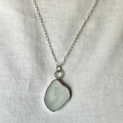 שרשרת כסף 925 עם תליון זכוכית ים טבעית ואותנטית בגוון טורקיז רך, עבודת יד של Shiroo המשלבת את קסם האוקיינוס בעיצוב מודרני.