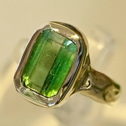 מבט מהצד על טבעת זהב 14 קראט עם אבן טורמלין ירוקה בשיבוץ כוס (Bezel Setting) יוקרתי