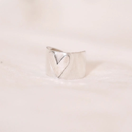 טבעת כסף 925 דגם Amore בעיצוב רחב עם לב חרוט במרכז, עבודת יד רומנטית של Shiroo המעניקה מראה ייחודי ובעל נוכחות.