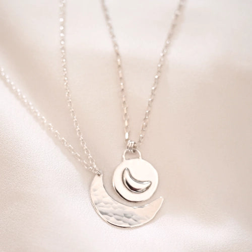 מבט על שרשרת הירח המלא לצד שרשרת חצי ירח, השראה למראה שכבות (Layering) רומנטי ומסתורי מכסף 925.