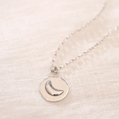 שרשרת כסף 925 'ירח' עם תליון עגול ועליו אלמנט ירח נוסף מעל, עבודת יד של Shiroo המשרה תחושת עומק ויופי.