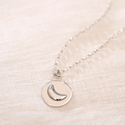 שרשרת כסף 925 'ירח' עם תליון עגול ועליו אלמנט ירח נוסף מעל, עבודת יד של Shiroo המשרה תחושת עומק ויופי.