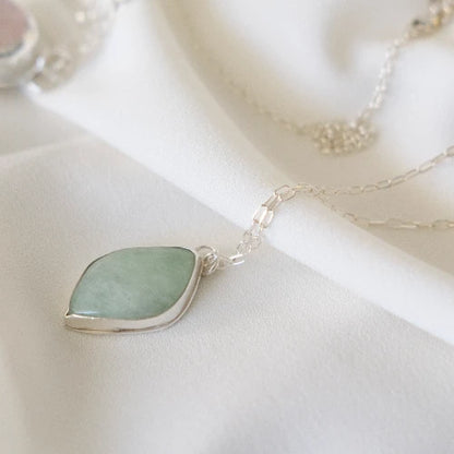 תליון אבן אמזונייט טבעית וחלקה על שרשרת כסף סטרלינג, עבודת יד של Shiroo המבטאת חופש, איזון ותקשורת פתוחה.