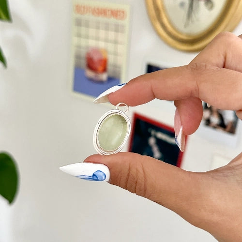 שרשרת פריהנייט ירוקה מכסף סטרלינג מוחזקת ביד, תכשיט אבני חן טבעיות בעל מראה אותנטי וייחודי המשתלב עם כל לוק.