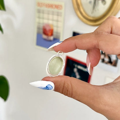 שרשרת פריהנייט ירוקה מכסף סטרלינג מוחזקת ביד, תכשיט אבני חן טבעיות בעל מראה אותנטי וייחודי המשתלב עם כל לוק.