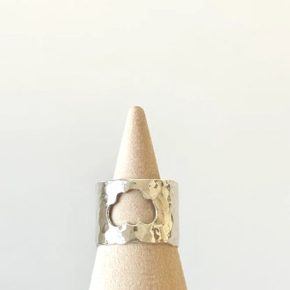 טבעת כסף 925 רחבה בעיצוב ענן מרכזי חלול, עבודת יד של Shiroo המשלבת טקסטורת ריקוע עדינה ומראה מודרני.