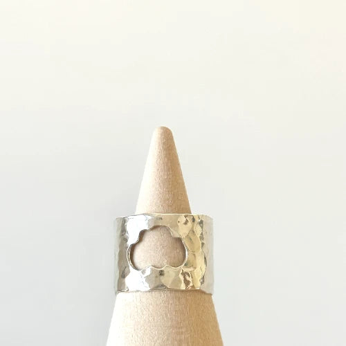 טבעת כסף 925 רחבה בעיצוב ענן מרכזי חלול, עבודת יד של Shiroo המשלבת טקסטורת ריקוע עדינה ומראה מודרני.