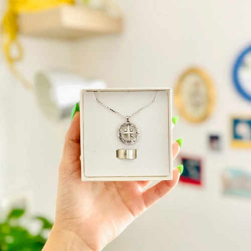 שרשרת שושנת הרוחות מוצגת בקופסת מתנה של Shiroo Jewelry, יצירה המורכבת משני כוכבים מפוסלים בעבודת צורפות מוקפדת.