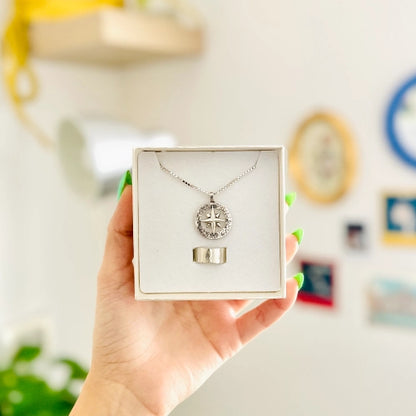 שרשרת שושנת הרוחות מוצגת בקופסת מתנה של Shiroo Jewelry, יצירה המורכבת משני כוכבים מפוסלים בעבודת צורפות מוקפדת.