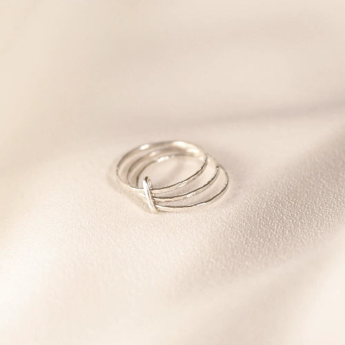 טבעת כסף 925 דגם טריו בעיצוב שלושה חישוקים דקים המחוברים בלולאה, עבודת יד אלגנטית ומודרנית מסטודיו Shiroo.
