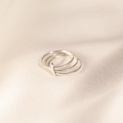 טבעת כסף 925 דגם טריו בעיצוב שלושה חישוקים דקים המחוברים בלולאה, עבודת יד אלגנטית ומודרנית מסטודיו Shiroo.