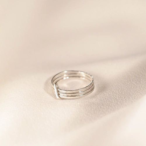 תקריב של טבעת החישוקים המשולבים מכסף 925, תכשיט אמירה יוקרתי בגימור מוקפד בעבודת צורפות אישית.