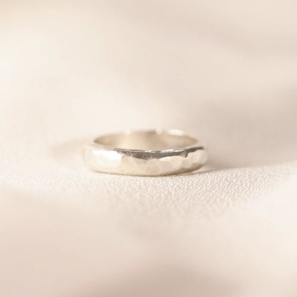 טבעת כסף 925 בעיצוב ריקוע עבודת יד, בעלת טקסטורה מחוספסת ואפקט מנצנץ למראה מינימליסטי וייחודי.