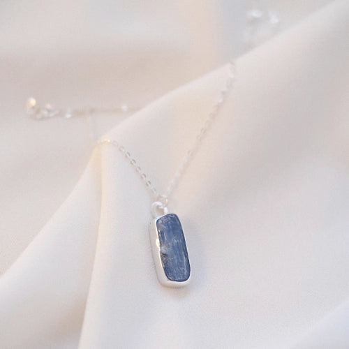 שרשרת כסף 925 עם תליון אבן חן קיאנייט כחולה (Blue Kyanite) גולמית, עבודת יד של Shiroo המדגישה יופי טבעי ואנרגיה מרגיעה.