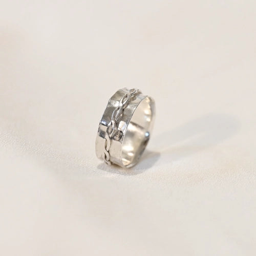 טבעת כסף 925 מסתובבת בעיצוב צמה ייחודי, עבודת יד של Shiroo המשלבת סטייל מודרני עם תנועה מרגיעה להפחתת מתח.