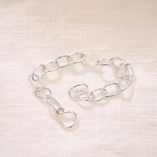 צמיד לולאות כסף סטרלינג עם סוגר ידני ייחודי המעוצב כחלק אינטגרלי מהתכשיט, ללא צורך בקפיץ, לנוחות ועמידות מקסימלית.