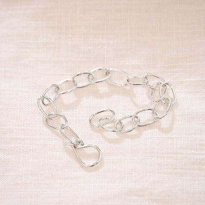 צמיד לולאות כסף סטרלינג עם סוגר ידני ייחודי המעוצב כחלק אינטגרלי מהתכשיט, ללא צורך בקפיץ, לנוחות ועמידות מקסימלית.