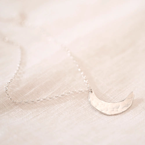 שרשרת כסף 925 עם תליון חצי ירח מרוקע, עיצוב עדין בעבודת יד של Shiroo המסמל התחדשות ואיזון פנימי.