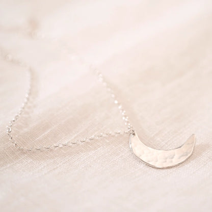 שרשרת כסף 925 עם תליון חצי ירח מרוקע, עיצוב עדין בעבודת יד של Shiroo המסמל התחדשות ואיזון פנימי.