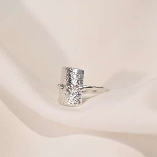 טבעת כסף 925 'בתוך עצמה' בעיצוב מרוקע רחב וגאומטרי, עבודת יד של Shiroo המציעה שילוב בין עוצמה לאלגנטיות.