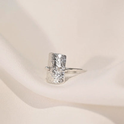 טבעת כסף 925 'בתוך עצמה' בעיצוב מרוקע רחב וגאומטרי, עבודת יד של Shiroo המציעה שילוב בין עוצמה לאלגנטיות.