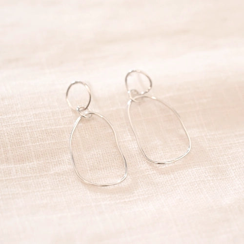 עגילי כסף 925 דגם שירו בעיצוב קווים זורמים וא-סימטריים, עבודת יד של Shiroo המשרה תחושת תנועה ושיק מודרני.