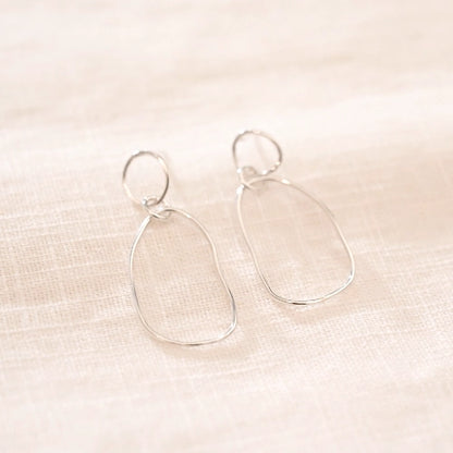 עגילי כסף 925 דגם שירו בעיצוב קווים זורמים וא-סימטריים, עבודת יד של Shiroo המשרה תחושת תנועה ושיק מודרני.