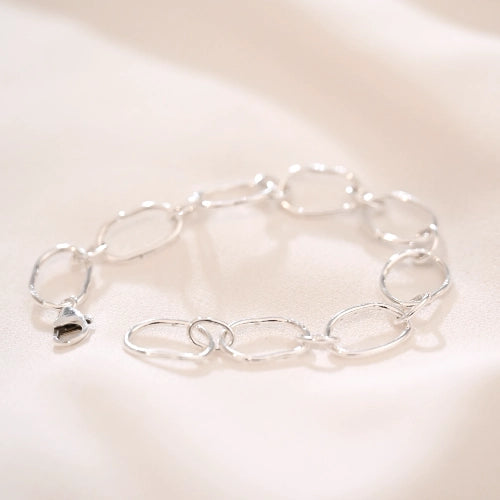 צמיד כסף 925 דגם שירו בעיצוב ייחודי המשלב לולאות בגדלים וצורות שונות, עבודת יד של Shiroo המציגה משחקי ניגודים והרמוניה.