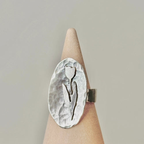 טבעת כסף 925 רחבה בעיצוב פרח טוליפ (צבעוני) על גבי פלטה מרוקעת, עבודת יד של Shiroo המשלבת סגנון כפרי ואלגנטי.