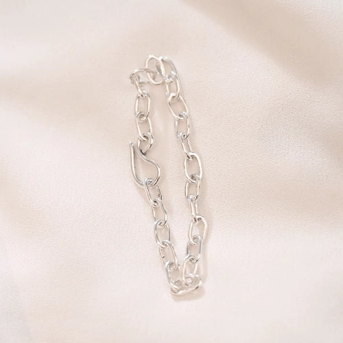 צמיד כסף 925 עם לולאות מרובעות גדולות בעיצוב מודרני ויוקרתי, עבודת יד של Shiroo המעניקה נוכחות מרשימה.