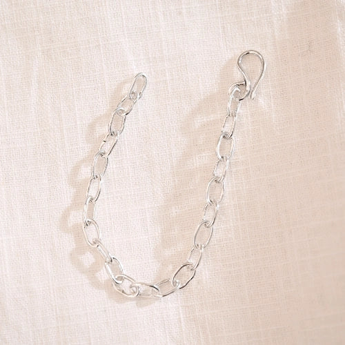 מבט על צמיד לולאות כסף סטרלינג בעיצוב גיאומטרי נקי, תכשיט אמירה איכותי ועמיד לאורך זמן.