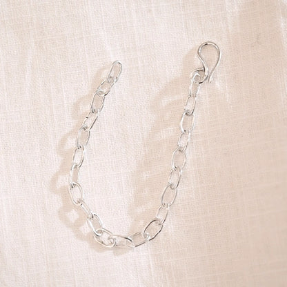 מבט על צמיד לולאות כסף סטרלינג בעיצוב גיאומטרי נקי, תכשיט אמירה איכותי ועמיד לאורך זמן.