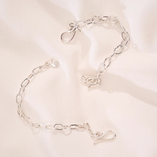 צמיד כסף עם חוליות מרובעות גדולות, שילוב של אלגנטיות קלאסית וסטייל מודרני לכל הופעה.