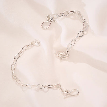 צמיד כסף עם חוליות מרובעות גדולות, שילוב של אלגנטיות קלאסית וסטייל מודרני לכל הופעה.