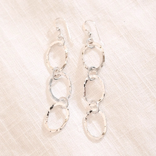 זוג עגילי כסף סטרלינג 925 מדגם אוניטה, המורכבים מחוליות חישוק קלות ומרשימות בעיצוב מודרני ונקי.