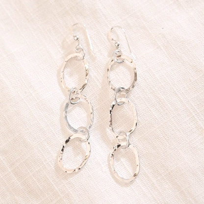 זוג עגילי כסף סטרלינג 925 מדגם אוניטה, המורכבים מחוליות חישוק קלות ומרשימות בעיצוב מודרני ונקי.