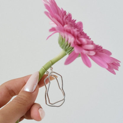 עגילי כסף מעוצבים בסטייל אישי וייחודי לצד פרח, תכשיט אמירה (Statement Jewelry) המשלב אלגנטיות עם תעוזה עיצובית.