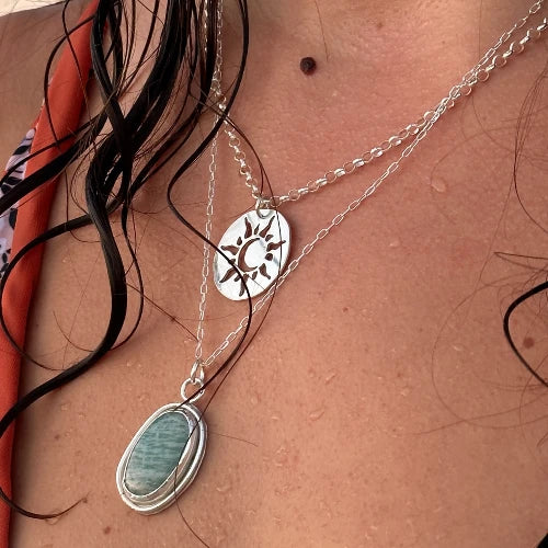 שרשרת כסף 925 עם תליון אבן חן אמזונייט (Amazonite) בגוון ירוק-תכול, משולבת במראה שכבות עם שרשרת שמש למראה קיצי ומרענן.