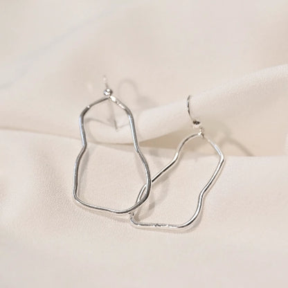 עגילי כסף 925 אסימטריים בעיצוב פיסולי ייחודי, עבודת יד של Shiroo המעניקה מראה מודרני ואומנותי לכל אישה.