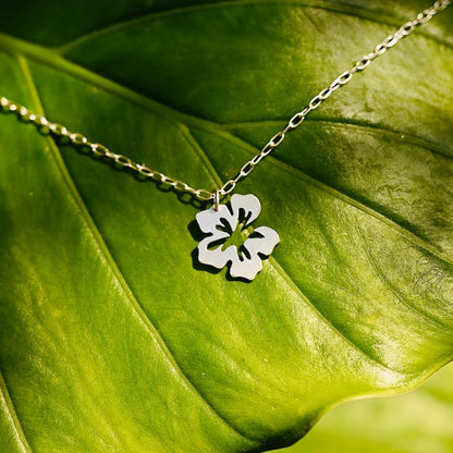 טבעת כסף 925 בעיצוב פרח היביסקוס על עלה ירוק, עבודת יד של שירו תכשיטים.