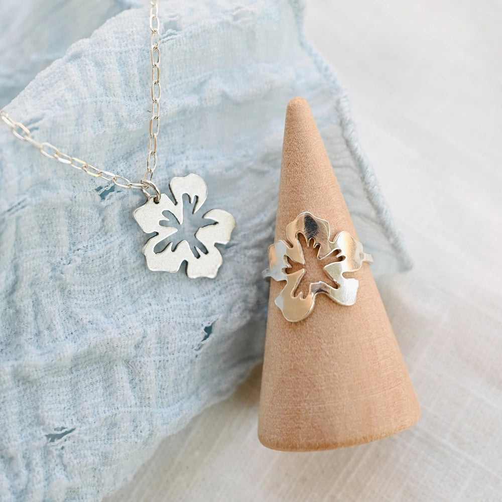 טבעת היביסקוס מכסף בעיצוב רחב ומרשים על האצבע, תכשיט אמירה בהשראת הטבע.