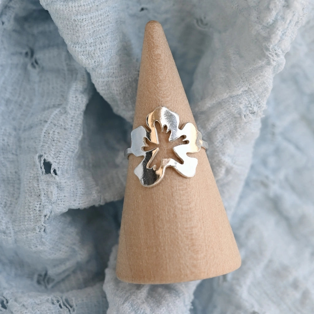 טבעת כסף פרח היביסקוס במראה לייף סטייל, עיצוב אורגני וייחודי בעבודת יד.