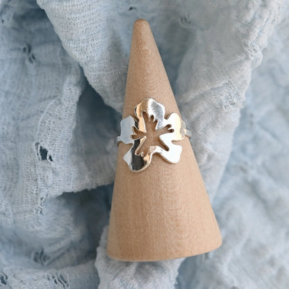 טבעת כסף פרח היביסקוס במראה לייף סטייל, עיצוב אורגני וייחודי בעבודת יד.