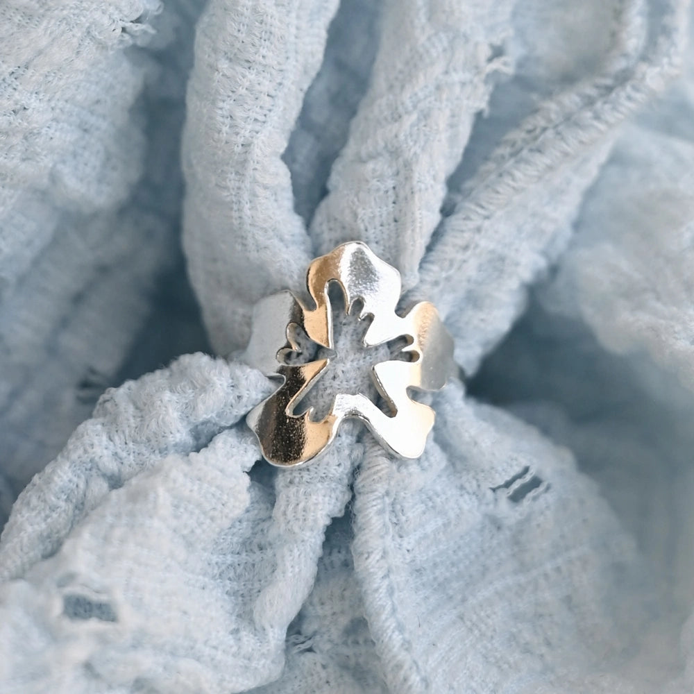 מבט על של טבעת פרח היביסקוס מכסף סטרלינג, מדגיש את הפרטים העדינים של עלי הכותרת.