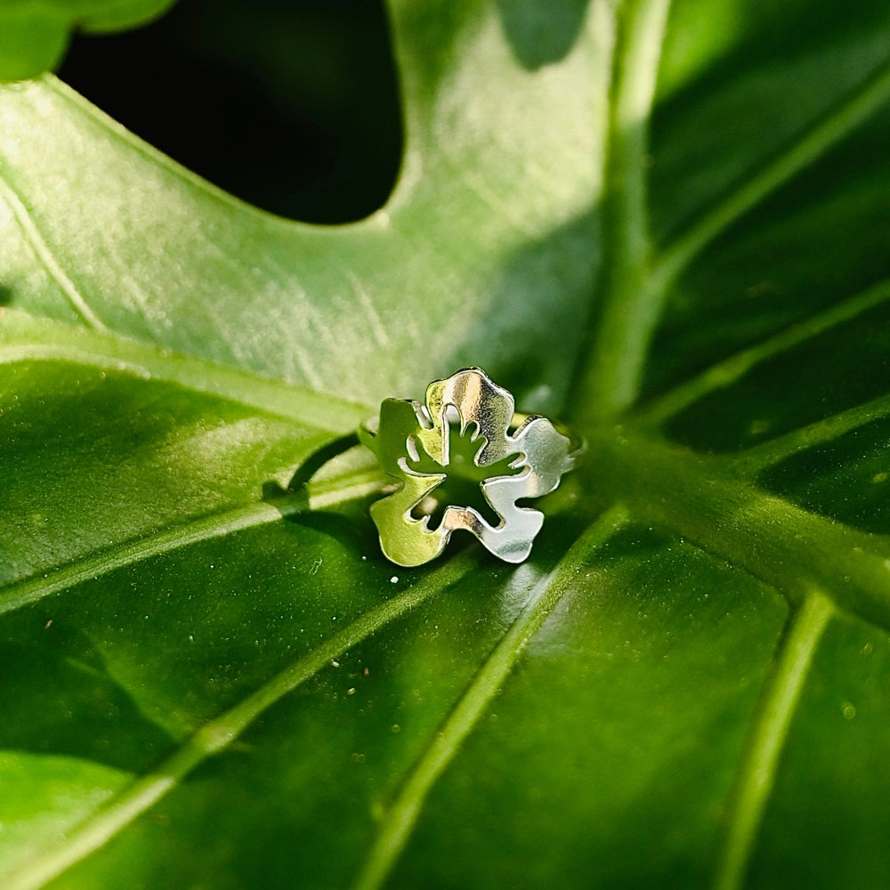 טבעת כסף 925 בעיצוב פרח היביסקוס פתוח, עבודת יד אומנותית של Shiroo Jewelry.