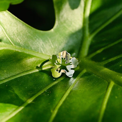 טבעת כסף 925 בעיצוב פרח היביסקוס פתוח, עבודת יד אומנותית של Shiroo Jewelry.