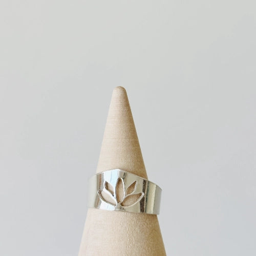 טבעת כסף 925 רחבה בעיצוב פרח לוטוס חתוך בטכניקת ניסור, עבודת יד של Shiroo המשרה רוגע, יופי וצמיחה.